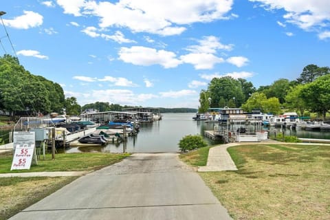 Cozy Lake Home - Jacuzzi King Bed Marina Access House in Mooresville