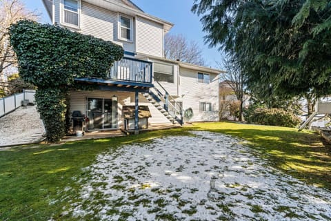 3 Bedrooms 4 Queen Beds Upstairs - Bed & Breakfast - 8 people welcome House in Abbotsford