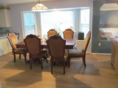 3 Bedrooms 4 Queen Beds Upstairs - Bed & Breakfast - 8 people welcome House in Abbotsford
