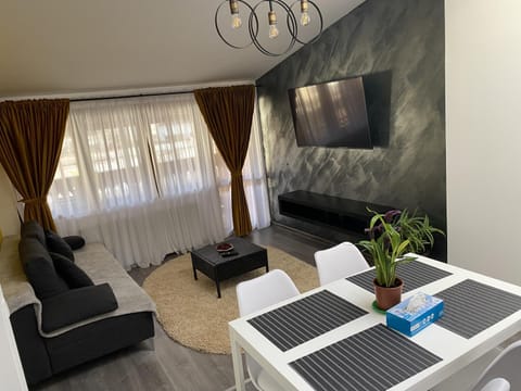 Communal lounge/ TV room, TV and multimedia, Living room, Seating area, Evening entertainment