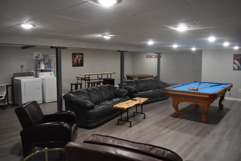 Communal lounge/ TV room, Billiard, Game Room, Seating area, Evening entertainment