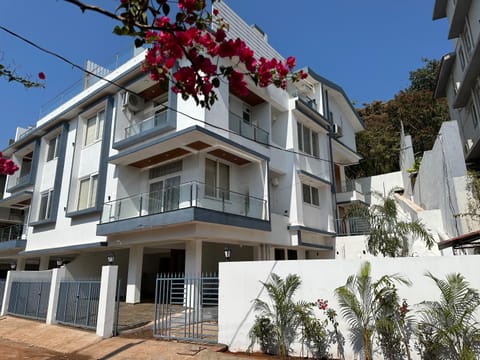 Property building, Day, View (from property/room), Balcony/Terrace