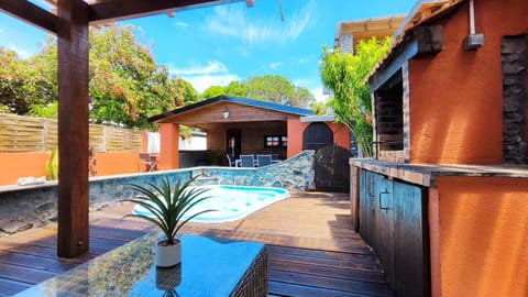 Property building, Day, Pool view, Swimming pool