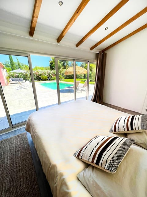 Bed, Day, Natural landscape, Photo of the whole room, Bedroom, Pool view, Swimming pool, towels