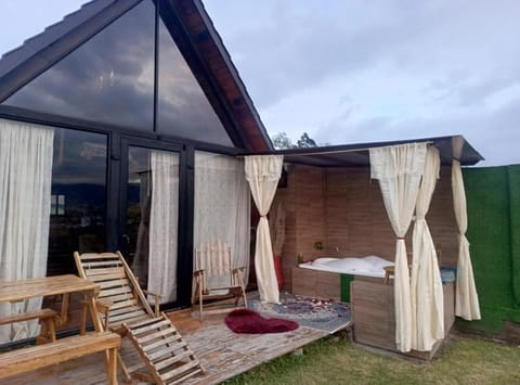 Alpina Glamping con jacuzzi en Latacunga Campground/ 
RV Resort in Cotopaxi, Ecuador