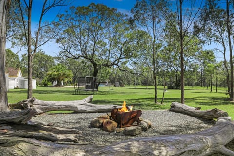 Las Palmas Hunter Valley Estate, 11m Pool, Kangaroos, Fire Pit, Playground Villa in Rothbury