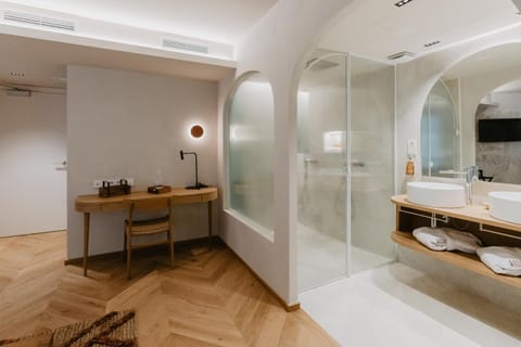 Shower, Seating area