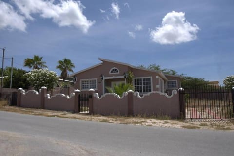 Beautiful house in Sabana Basora Aruba! House in Savaneta