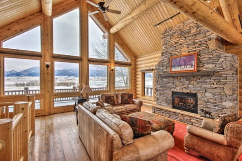 Rustic Livingston Home with Deck and Mtn Views! Casa in Pray