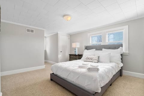 Cozy 4B Retreat Near Uptown King Beds Sleeps 12 House in Charlotte