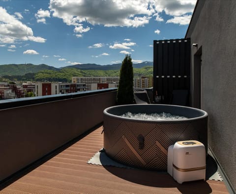 Skylark - Stockholm Penthouse with Jacuzzi, Movie Theater & Panoramic View Appartement in Brasov