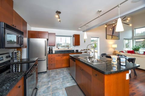 NN - The Flame - Downtown 1-bed 2-bath House in Whitehorse