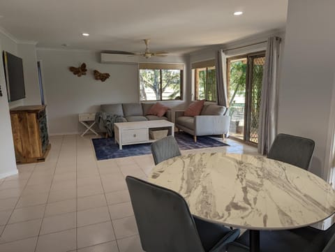 Family Theme Park Golf Course House in Helensvale