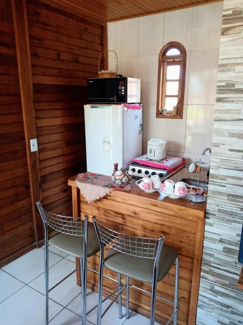 Kitchen or kitchenette, Dining area, minibar, pet friendly