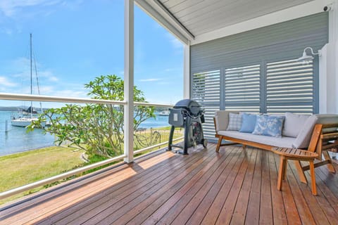 Valentine Views Lakefront Tranquility with Private Jetty House in Lake Macquarie