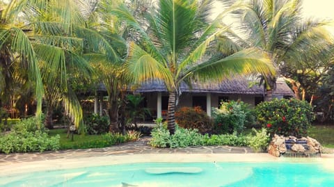 Deluxe villa with garden pool with service staff 150mt from the sea Villa in Kenya