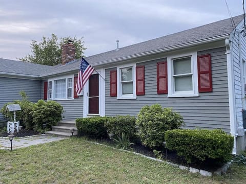 A Cozy Cape house steps to Restaurants & Beaches ~1.4 miles down scenic roads House in South Yarmouth