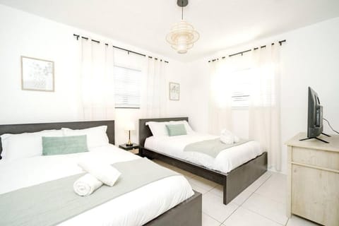 Spacious 6-Bedroom Villa with Pool Villa in North Miami Beach