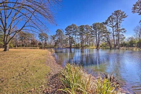 Stunning Rogers Villa with Pond about 7 Mi to Lake Villa in Rogers