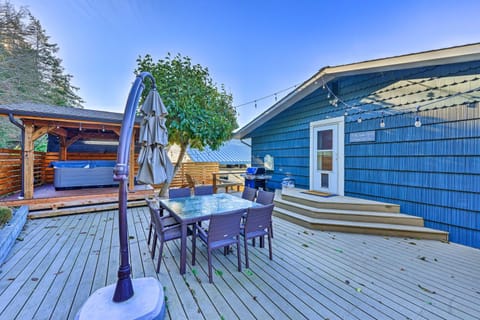 McKees Beach House with Ocean Views, Hot Tub! House in Camano Island