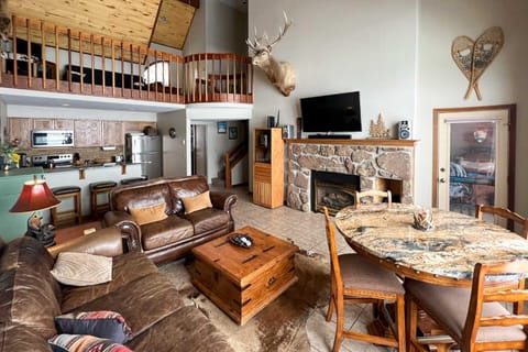 Peaceful Pagosa Springs Townhome with Hot Tub! Haus in Pagosa Springs