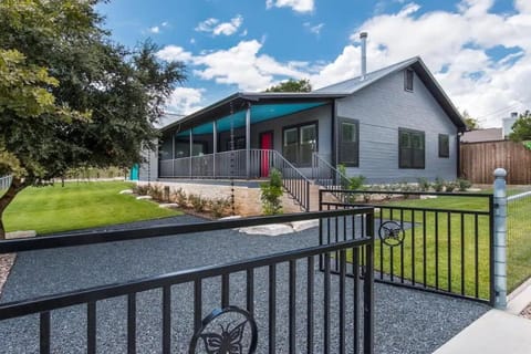 Mariposa, Large home with hot tub & outdoor space House in Fredericksburg