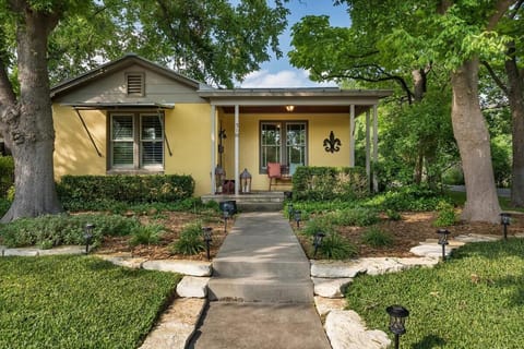 An Oasis, private hot tub and pool, sleeps 14! Haus in Fredericksburg