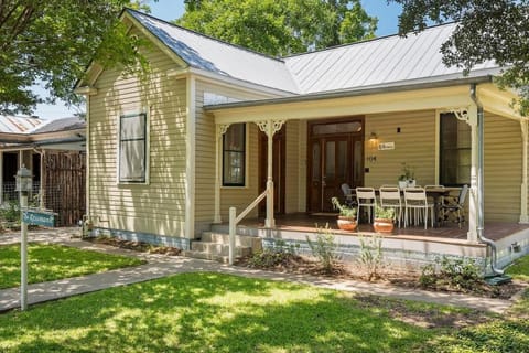 The Ressman Haus at MarktPlatz with Hot Tub House in Fredericksburg