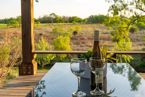 Scimitar Landing Compound, sleeps 15 Maison in Fredericksburg