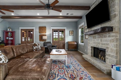 Scimitar Guesthouse, Firepit, sleeps 3 Apartment in Fredericksburg