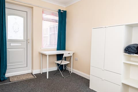 Shirley House 3, Guest House, Self Catering, Self Check in with Smart Locks, Use of Fully Equipped Kitchen, close to City Centre, Ideal for Longer Stays, Walking Distance to BAT, 20 min Drive to Fawley Refinery, Excellent Transport Links Bed and Breakfast in Southampton