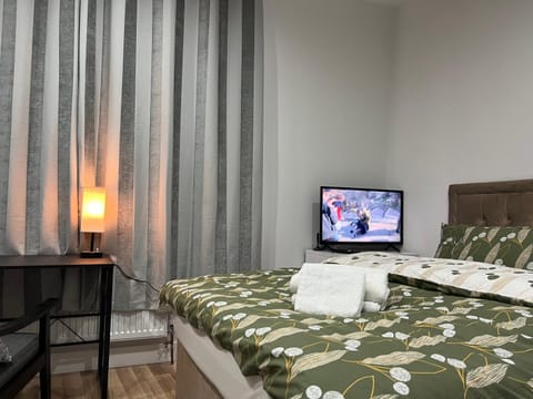 MIA Residence - Entire Studio apartment - City View - London - Next to Ealing Broadway Station Hotel in London Borough of Ealing