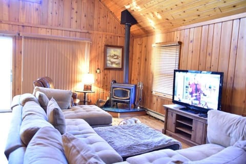 Quiet and Comfy 3bed/2bath - Chalet with hot tub. Chalet in Sleeping Bear Dunes