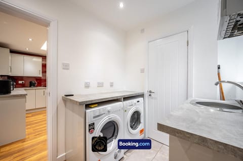 Kitchen or kitchenette, washing machine