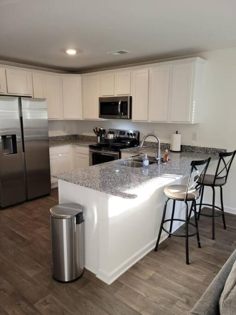 Kitchen or kitchenette, Dining area, dishwasher, minibar, pet friendly, stove, toaster