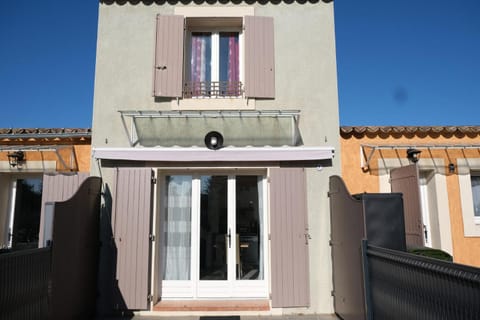 nice gite in a small residence with swimming pool to share in fontvieille, in the alpilles in provence, 2 persons House in Fontvieille