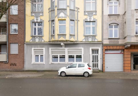 T&K Apartments - Duisburg - 4 Rooms Apartment - 2nd Floor Wohnung in Oberhausen