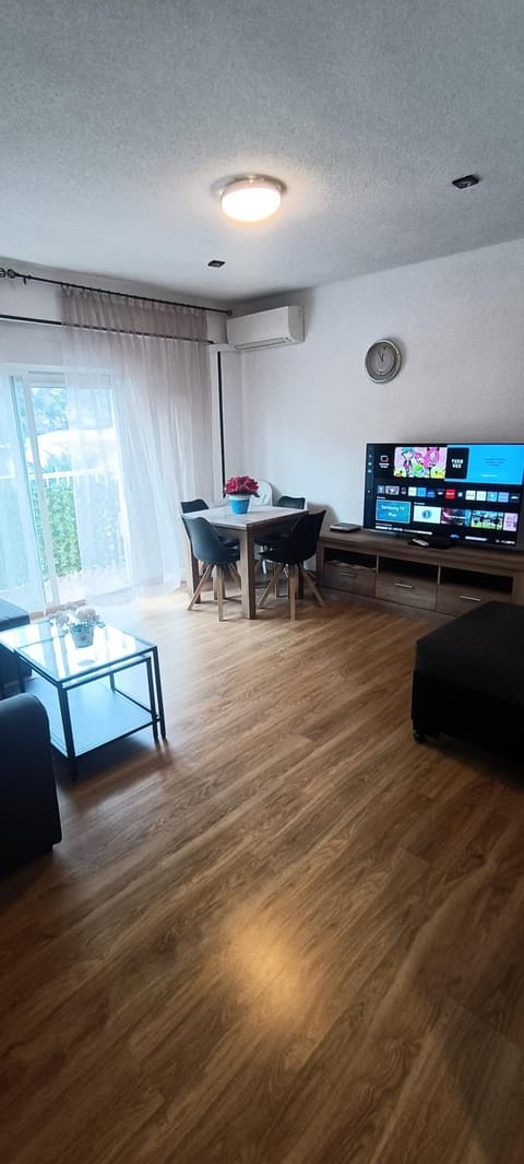Communal lounge/ TV room, TV and multimedia, Living room, Seating area