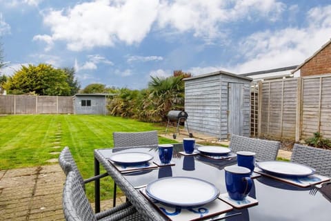 Bright & Modern 4 br House 100 metres from Beach House in West Wittering