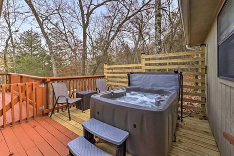Holiday Island Home Mountain View and Hot Tub! Haus in Carroll County