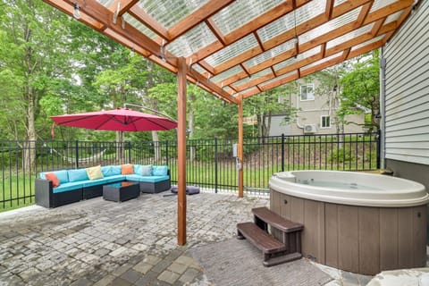 Peaceful Poconos Home Hot Tub and Game Room! Maison in Emerald Lakes