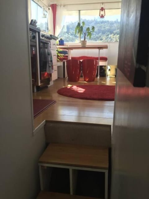 Super cute, cozy houseboat in great location!!! Docked boat in Sausalito