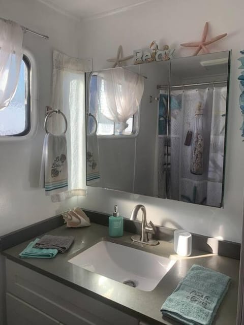 Super cute, cozy houseboat in great location!!! Bateau amarré in Sausalito