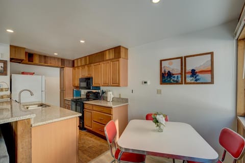 Kings Beach Getaway Apartment in Tahoe Vista