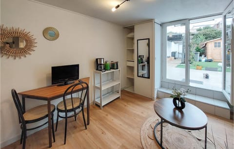 Amazing Apartment In Balaruc-les-bains With Wifi Apartment in Balaruc-les-Bains