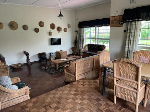 Reed Mat Lodge, Furnished Stand-alone 4 bedroomed house Condo in Lusaka
