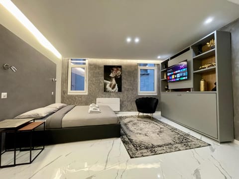 Bed, TV and multimedia, Living room, Photo of the whole room, Seating area, Bedroom, towels