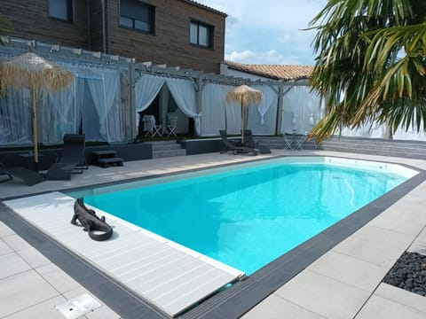 Suites by Aix Keys avec jacuzzi privatif 5 min des plages Fouras Bed and Breakfast in Fouras