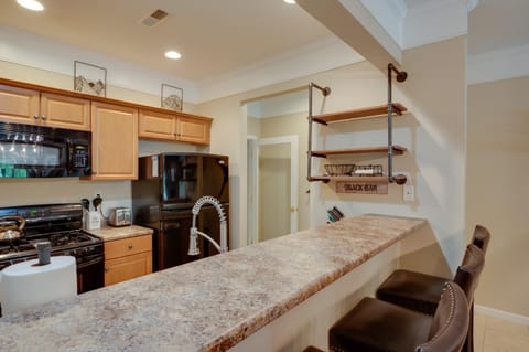 Relaxing Lincoln Condo with Fireplace and Shuttle Condo in Woodstock