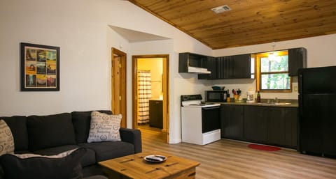 Camphouse at Eagle Ridge includes Hot Tub, WiFi, and Charcoal Grill cabin Casa in Broken Bow